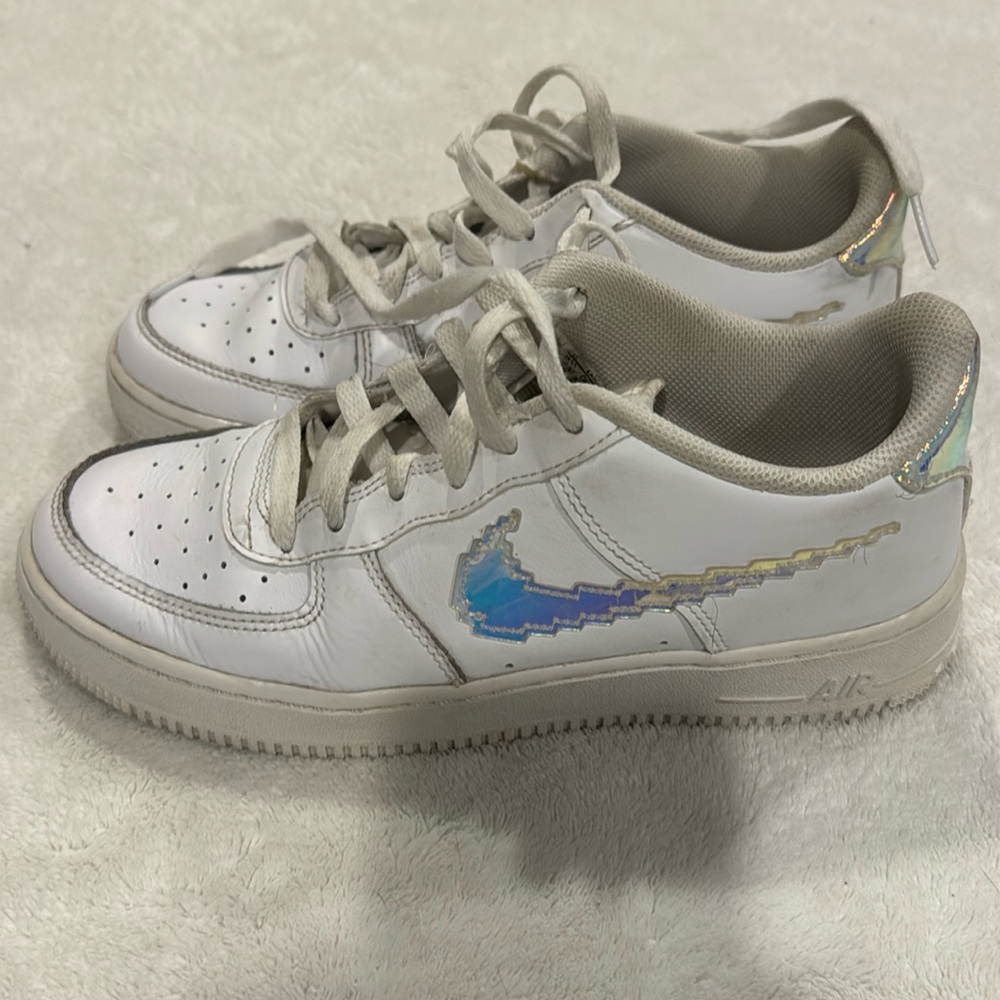 Girls Nike Air Force 1 sneaker, size 5.5 (Big Girls)